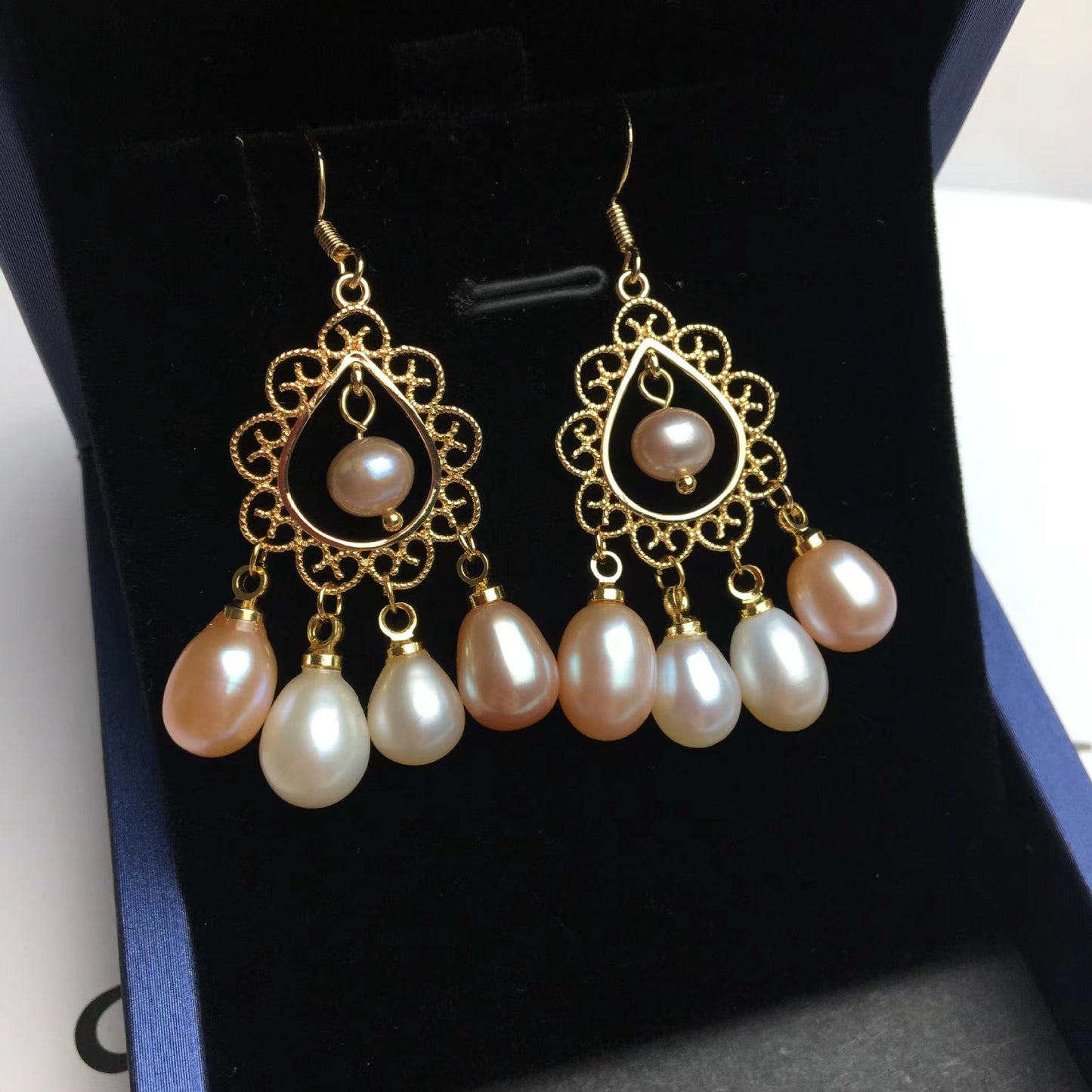 Hollow paragraph pearl earrings